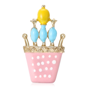 Broche gâteau en émail coloré avec base rose et pois blancs pour femmes élégantes