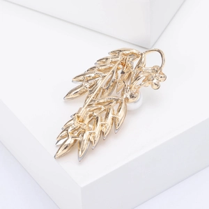 Broche élégante en feuille dorée avec perle blanche et fermoir à épingle au dos