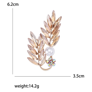 Broche fleur élégante avec cristaux ambrés, perle blanche et base en alliage doré