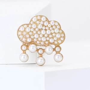 Broche nuage dorée élégante ornée de perles blanches et de gouttes de pluie suspendues