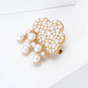 Broche en forme de nuage dorée avec perles blanches pour costume et pull élégant de femme
