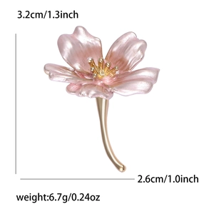 Dettaglio spilla a fiore in smalto rosa con dimensioni 3,2cm x 2,6cm e peso di 6,7g