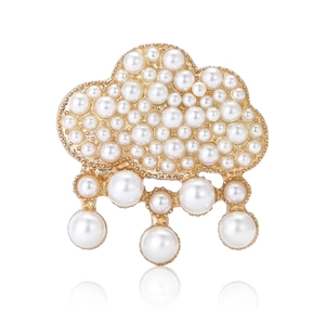Élégante broche en perles en forme de nuage avec base dorée et glands gouttes de pluie