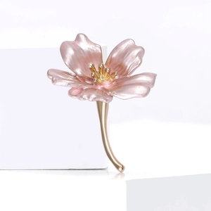 Elegante spilla a fiore in smalto rosa con placcatura in oro su base bianca