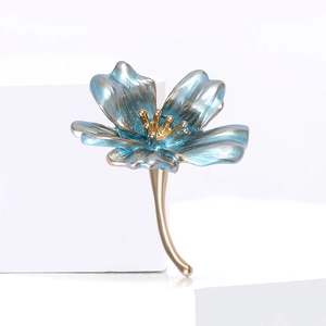 Elegante spilla a fiore in smalto blu con accenti dorati e petali sfumati da donna