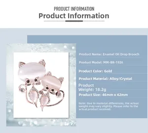 Détail de la broche chat avec pierres d'opale rose et strass en taille 46mm