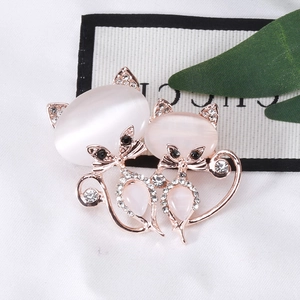 Broche chat élégante en or rose avec pierres d'opale et cristaux pour décoration