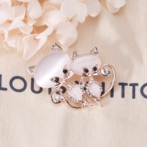 Détail d'une broche chat en or rose avec opales roses et cristaux étincelants