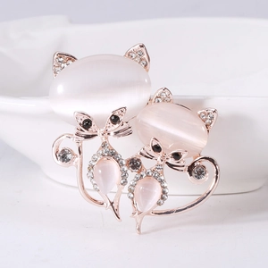 Détail de la broche chat en or rose avec pierres d'opale et cristaux scintillants