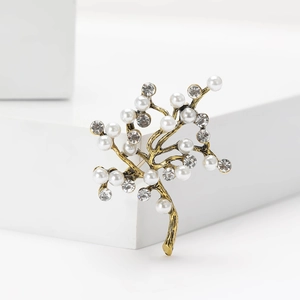 Broche élégante en branche d'arbre dorée avec perles blanches et cristaux étincelants