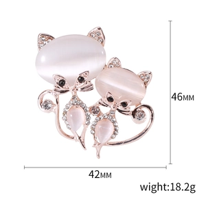 Broche chat en opale et or rose avec strass, dimensions 46mm sur 42mm