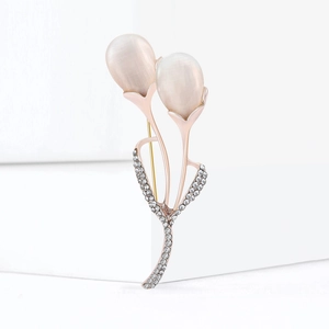 Broche tulipe élégante en or rose avec pétales d'opale et cristaux étincelants