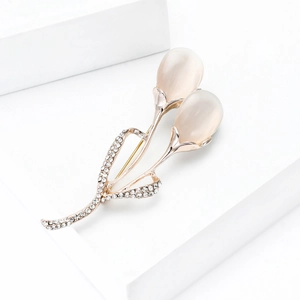 Élégante broche tulipe avec pétales d'opale et strass scintillants en finition dorée