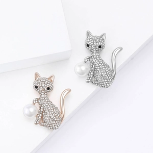 Broche Chat en Alliage de Mode Avec Strass et Künstliche Perle Blanche Épingle de Sûreté Animal Mignon pour Femmes Pull Cardigan Bijoux Cadeau