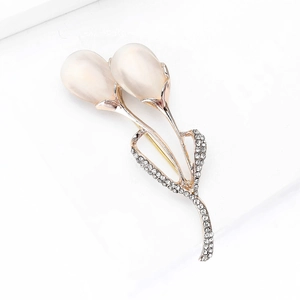 Élégante broche tulipe en or rose avec pierres d'opale et strass étincelants