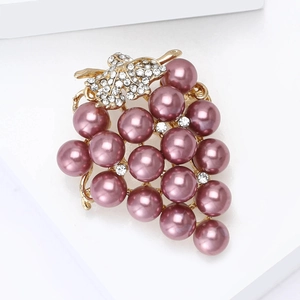 Broche raisin élégante en or avec perles violettes et strass sur socle blanc