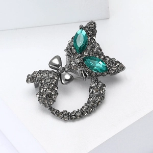Broche chat exquise avec strass fumés et yeux en pierres précieuses vertes