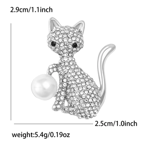Broche chat élégante ornée de strass brillants et d'une perle d'imitation blanche