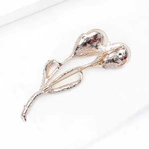 Broche fleur dorée élégante avec opale et perles dotée d'une épingle de sûreté à l'arrière