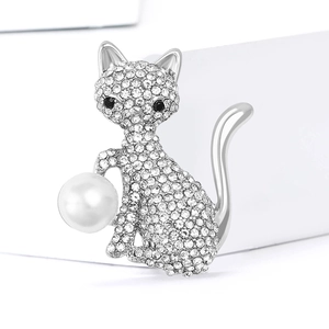 Broche chat élégante en métal argenté avec strass brillants et accent de perle blanche