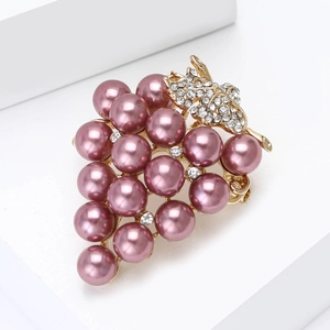 Broche raisin élégante avec perles violettes et strass sur socle blanc