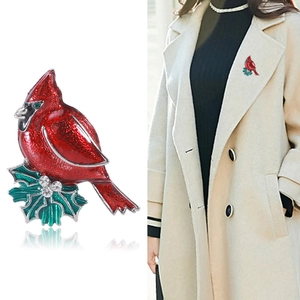 Broche cardinale rouge élégante en émail et cristaux pour manteaux d'hiver de luxe