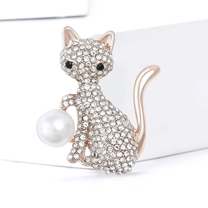 Broche chat exquise en alliage doré avec strass scintillants et une perle blanche