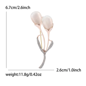 Élégante broche tulipe en opale et or rose avec des accents de strass scintillants