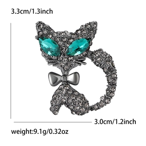 Broche chat scintillante avec yeux en gemme verte et strass sur alliage gris, taille 3,3cm