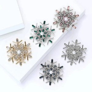 Christmas Snowflake Brooch With Zirconia And Imitation Artificial Pearl Korean Elegant Rhinestone Breastpin For Women Winter Jewelry