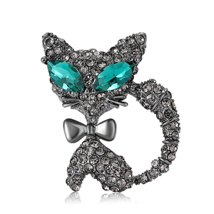 Broche chat étincelante en métal noir avec yeux émeraude verts et strass en cristal