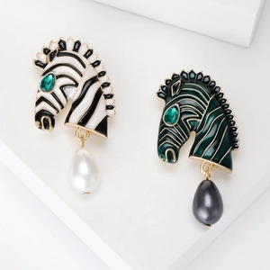 Broche Zèbre en Émail Vintage Avec Pendentif Künstliche Perle en Goutte Alliage Plaquée Or Épingle de Costume Animalier Strass Femme Bijoux