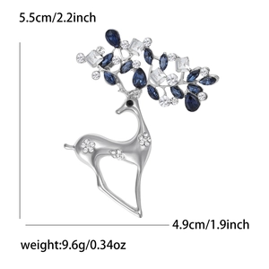 Dettaglio della spilla a cervo con strass che mostra dimensioni 5,5 cm di altezza e 4,9