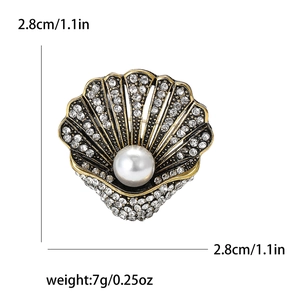 Spilla a conchiglia vintage con perla e strass in metallo dorato per signora