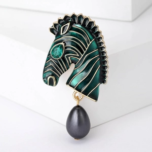 Broche zèbre élégante en émail vert avec perle grise sur fond blanc moderne
