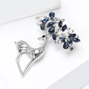 Dettaglio spilla cervo argento con strass blu e motivi floreali in lega lucida