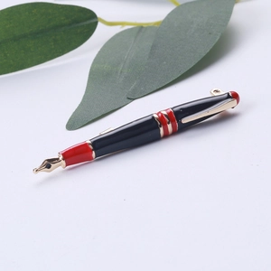 Kreative Füllfederhalter Emaille Brosche mit rot-schwarzem Design und goldener Feder