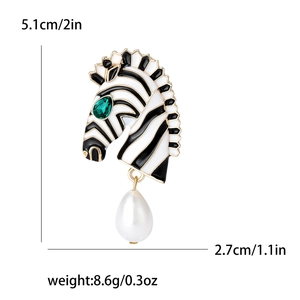 Broche zèbre en émail noir avec pierre verte et perle, dimensions de 5,1cm sur 2,7cm