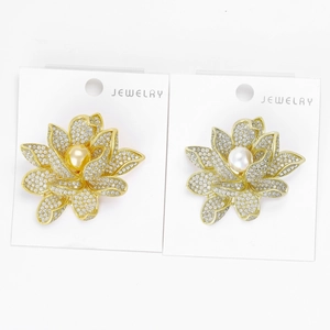 Détails de broches florales avec zircons sertis et perles élégantes en relief