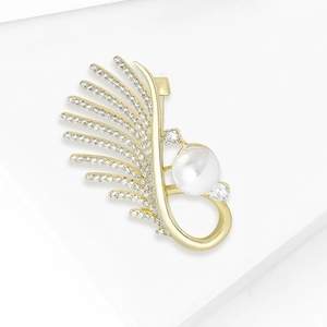 Irregular geometric feather brooch with zircon pave and white pearl in gold finish