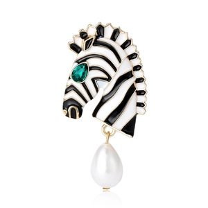 Broche zèbre élégante en métal doré avec émail et perle pendante en goutte verte