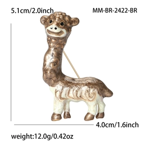 Spilla smaltata a forma di alpaca con dimensioni 5,1 cm di altezza e 4,0 cm di larghezza