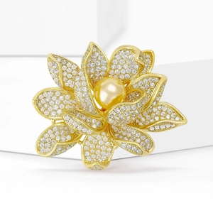 Élégante broche fleur de lotus avec perle dorée et oxydes de zirconium pavés