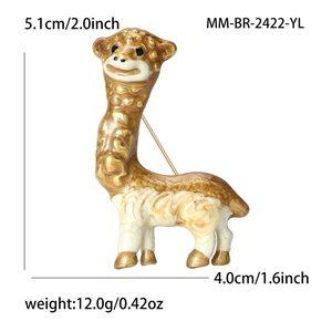 Spilla alpaca dorata con finitura in smalto bianco e design di distintivo animale cartoon
