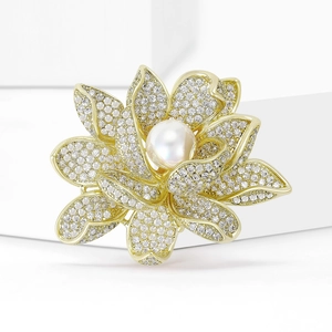 Broche fleur de lotus élégante avec zircons brillants et une perle blanche centrale