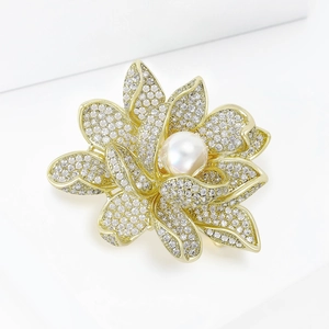 Broche lotus exquise en or 18 carats avec pétales en zircon et perle lustrée