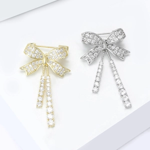 Spille eleganti a fiocco in oro e argento con nappe in zircone su base bianca