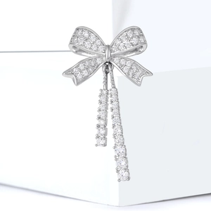 Elegante spilla a fiocco in argento con cristalli scintillanti e nappine