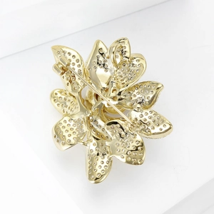 Détail du dos de la broche lotus dorée avec épingle de sûreté et structure en nid d'abeille