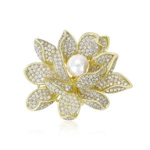 Élégante broche lotus en or avec micro-pavé de zircons et incrustation de perle centrale